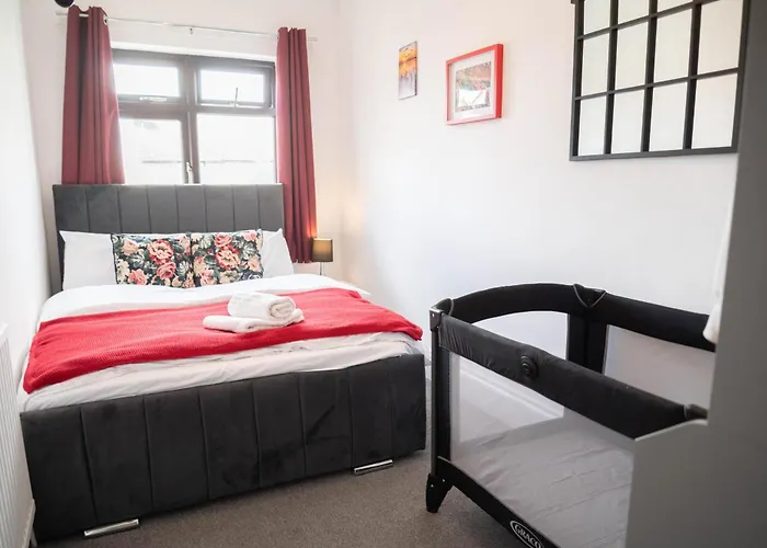 Shoebury Lodge Near Sea Front In Southend
