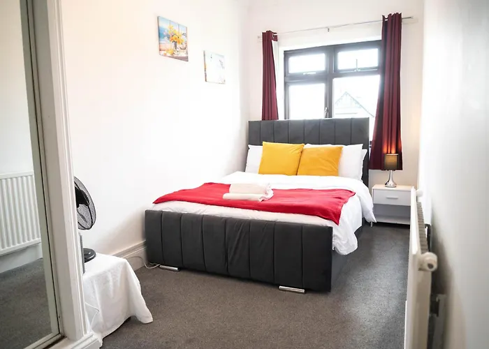 Shoebury Lodge Near Sea Front In Southend